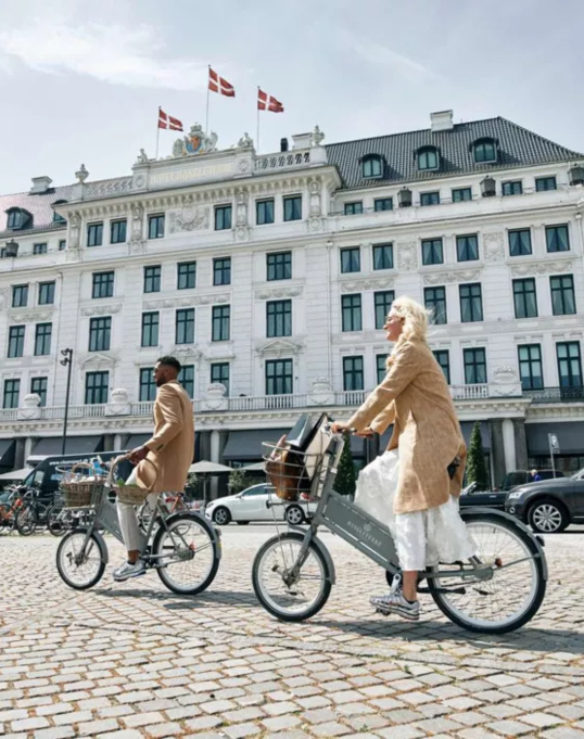 378-parents cycling outside the hotel on kongens nytorv -1600px
